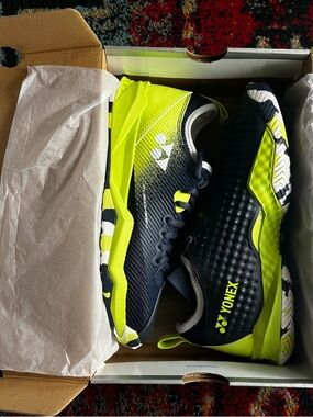 BRAND NEW Unisex Yonex Power Cushion Fusion Rev 4

Size: 7.5 Men   9 Women